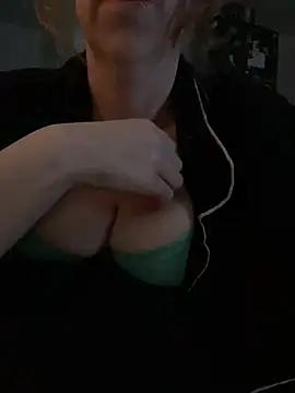 Curvy-Ava33