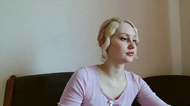 Emilia_blond
