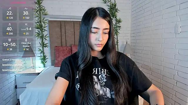 Laraa_Bakerr