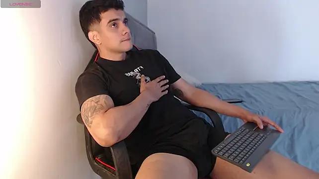 adam_levis17