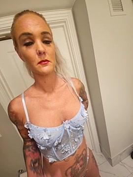 bare_foot_blonde