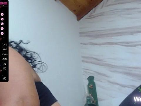 brunette_sara