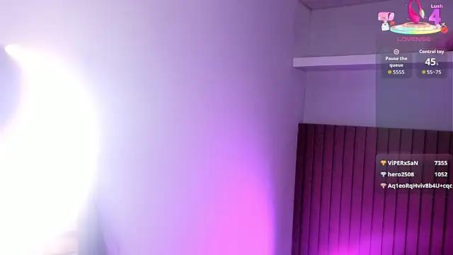 klhoe_boobs